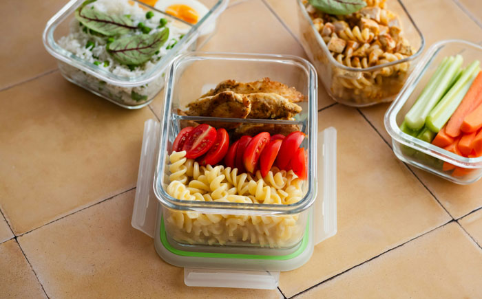 Estas 38 personas nos contaron qué ideas para ahorrar dinero valen la pena y cuáles son una pérdida de tiempo