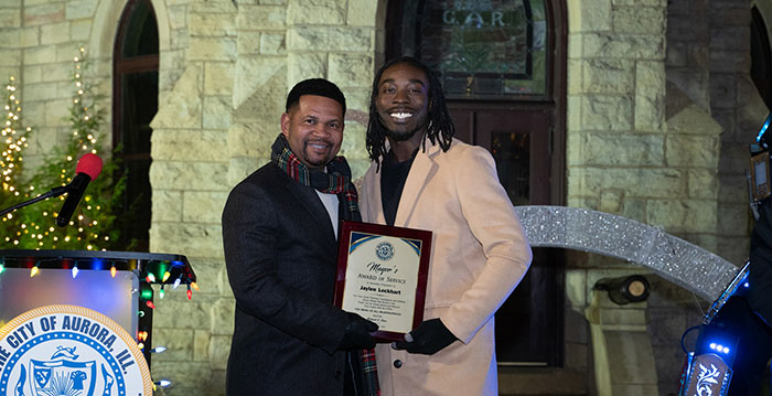 Mailman Saves Stranger’s Life, Their Families End Up Celebrating Thanksgiving Together Mailman Saves Stranger’s Life, Their Families End Up Celebrating Thanksgiving Together