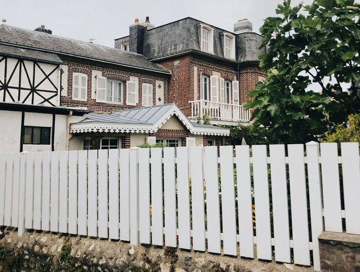 &ldquo;Has Gone Nuts&rdquo;: Boomer Gets A Land Survey, Discovers 5 Ft Of Her Yard Belongs To Neighbors
