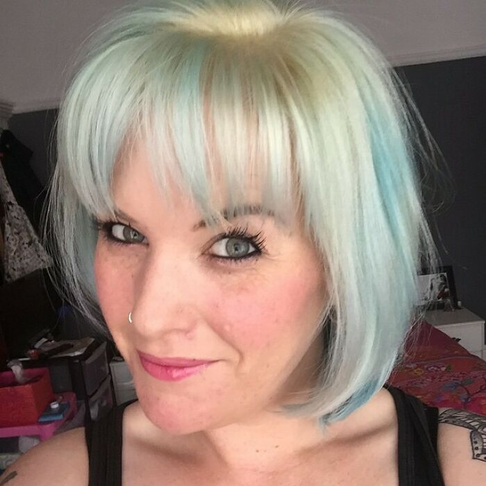 Intenté teñirme el cabello de plateado, pero ¡no me di cuenta de que debía tenerlo muy blanco para hacerlo! Bueno, tendré el cabello celeste, verde y amarillo por ahora