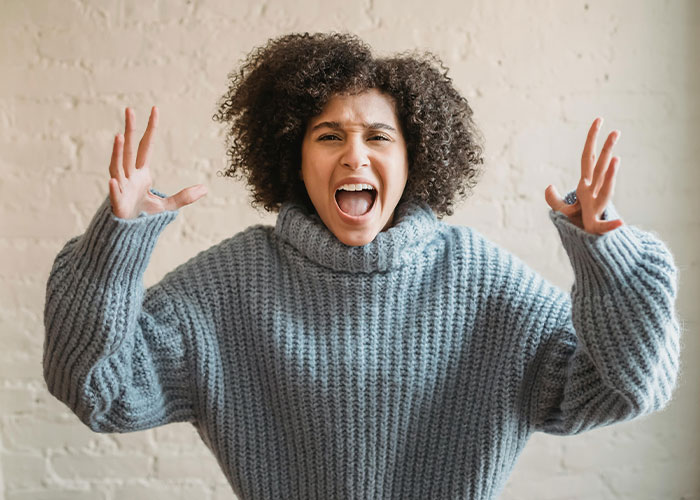 Customer Commits “Return Fraud”, Calls The Cops On Sales Agent Customer Commits “Return Fraud”, Calls The Cops On Sales Agent