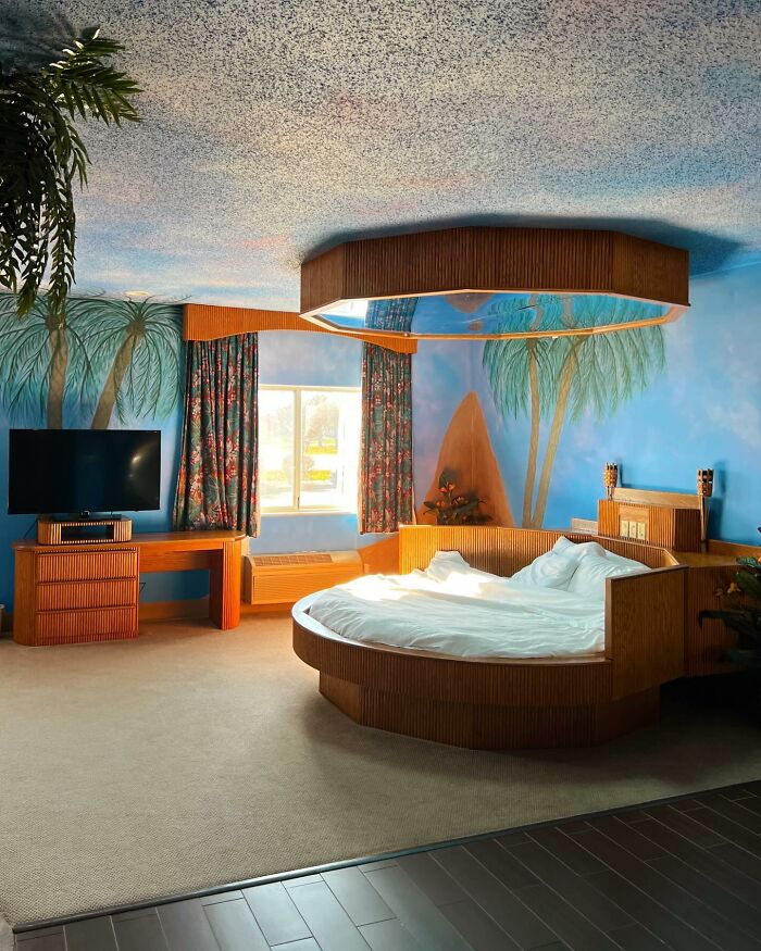 Quarantine In The Rainforest Suite In Magnolia Inn & Suites, Mississippi