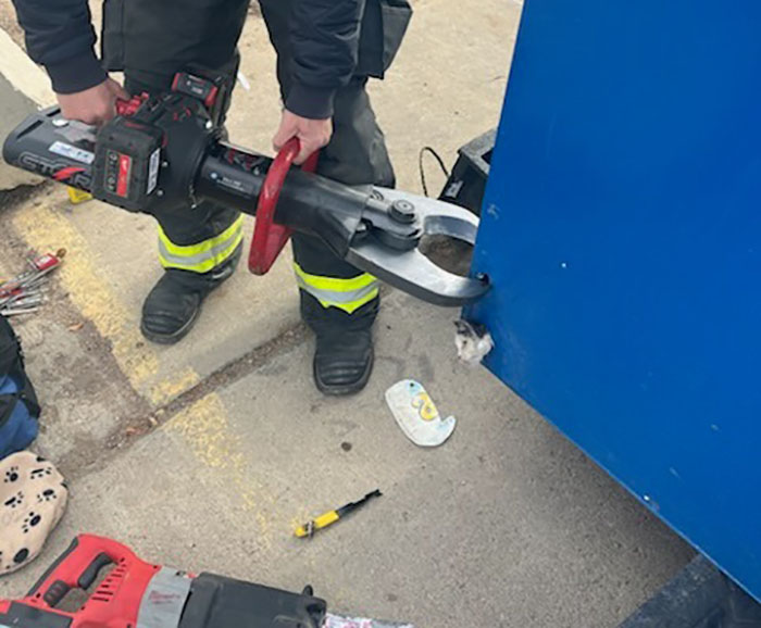 Kitty Trapped In Dumpster Gets Rescued By Firefighters With Heavy Machinery, And Netizens Are Happy Kitty Trapped In Dumpster Gets Rescued By Firefighters With Heavy Machinery, And Netizens Are Happy