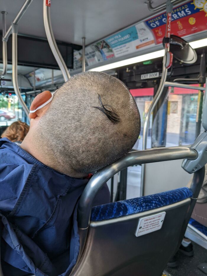 El corte de cabello de este chico