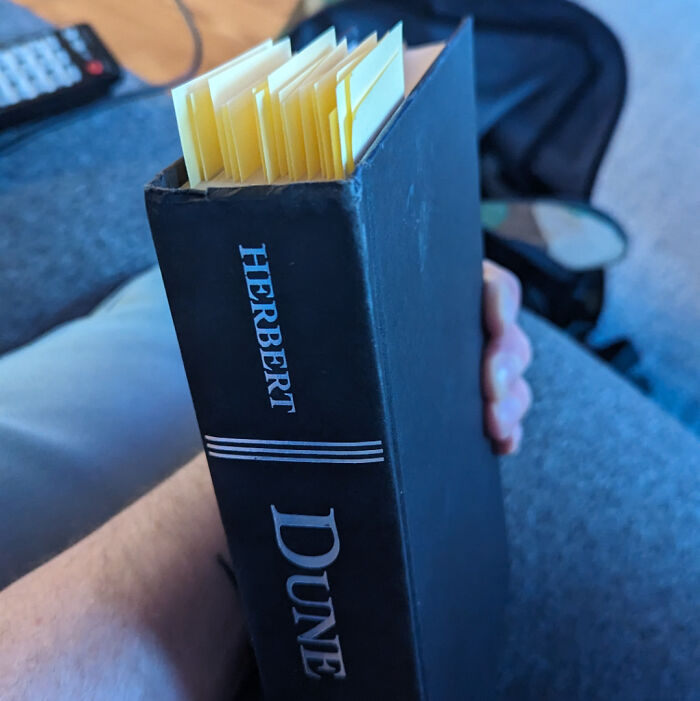 Online shopping fails: Book titled "Dune" filled with blank pages and sticky notes instead of printed text.