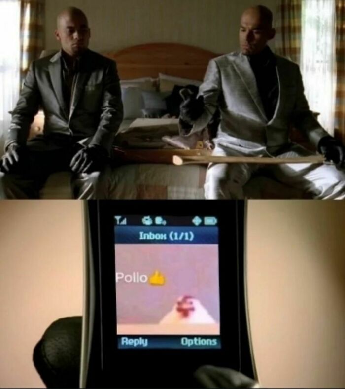 Two men in suits sit on a bed, holding a bat. Below, a phone screen shows a text saying "Pollo" with a thumbs-up emoji.