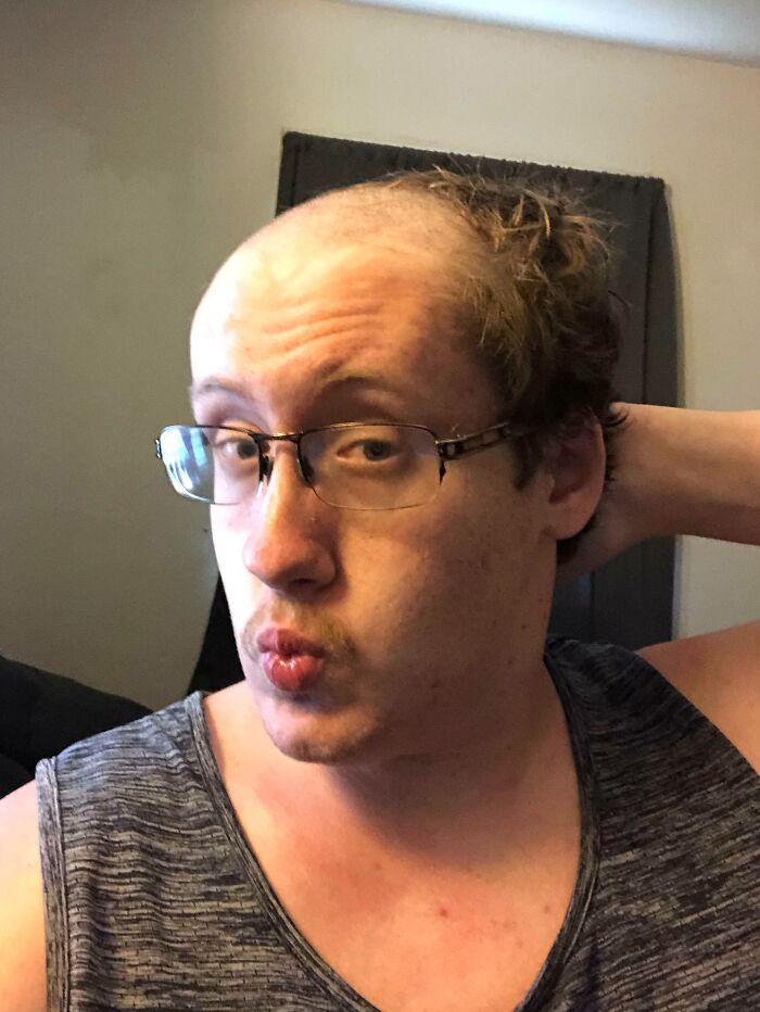 Había comenzado a afeitarme el cabello y la rasuradora se rompió, justo antes de ir a cenar con la familia de mi novia