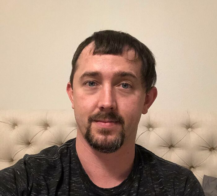 Dejé que mi esposa me cortara el cabello. Supe que algo había salido mal cuando comenzó a reírse a carcajadas