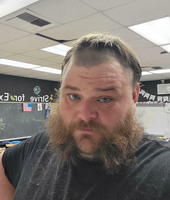 Todos los años, les permito que me corten el cabello a los estudiantes que se gradúan de octavo grado. Este año, me dejaron como Van Buren