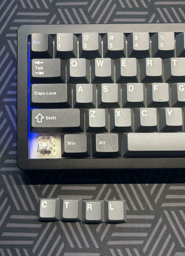 Online shopping fail: keyboard with missing CTRL key, detached keys placed below.