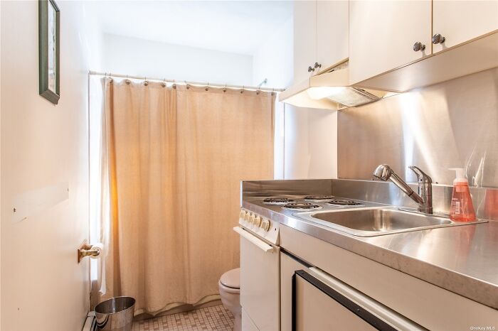 When You Need To Use The Bathroom, But You're In The Middle Of Cooking Dinner… No Problem