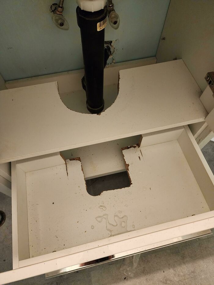  Cuando el contratista instala un lavabo nuevo y hace esto para que la tubería encaje