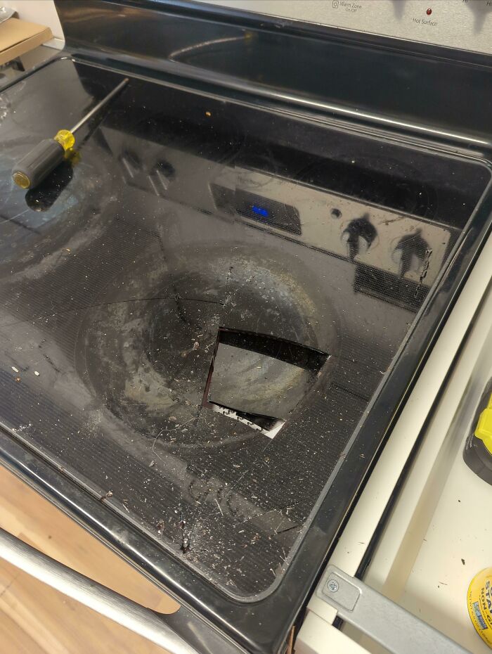 Remodelando la cocina rompí la tapa de la estufa. Ya no se fabrica. Una nueva cuesta alrededor $500 y las usadas $250, pero no están en buen estado 