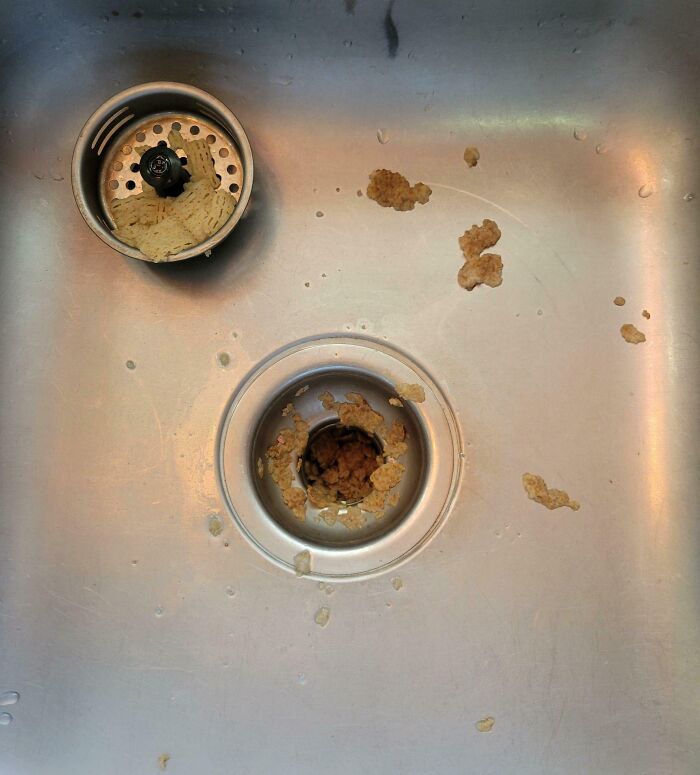 Messy kitchen sink with food scraps left by boyfriends or husbands.