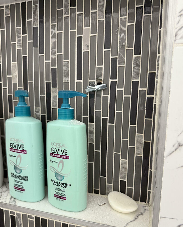 Al otro lado del baño de invitados está nuestra cocina, donde gente “profesional” nos instaló el microondas 