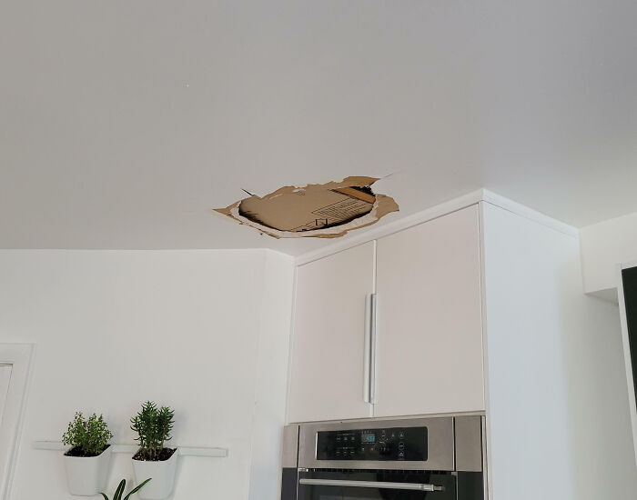 Están remodelando el baño que se encuentra sobre la cocina nueva. Esto fue lo que vi hoy cuando llegué del trabajo 