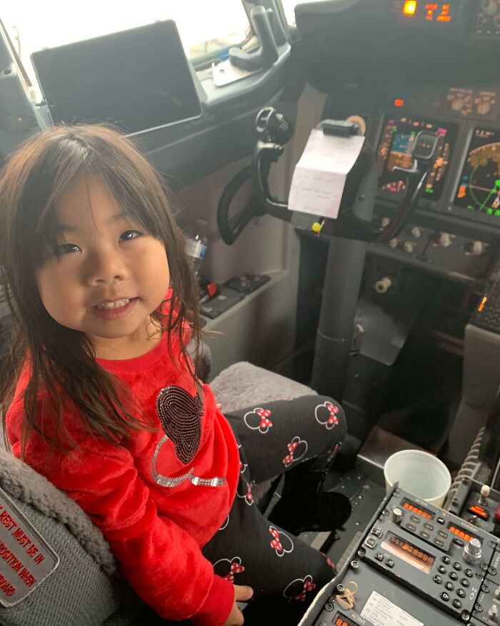 My Little Girl Unexpectedly Got To Sit On The Pilots Chair In The Cockpit Of A United Flight On Thanksgiving! Thankful For The Sweet Stewardesses And Nice Captain For Old School Experience