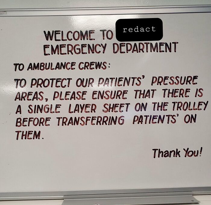 Handwritten emergency department notice with clear, bold lettering for ambulance crews.