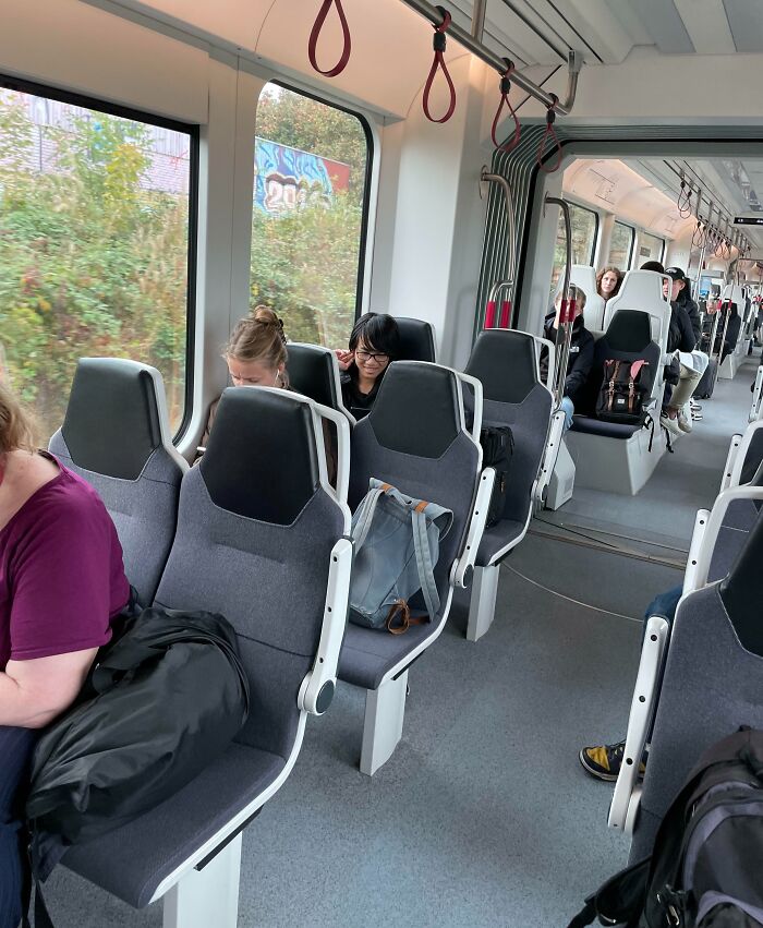 Close To 0 Availabe Seats. Passengers Entering, No Reaction From The Passengers With Bags On The Seats