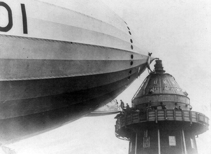 Historic airship docking at a tower, a scene often missing from history textbooks.