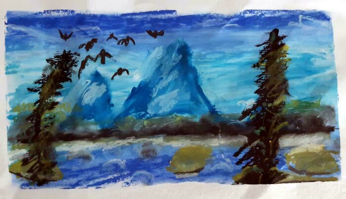 Pintura de paisaje con montañas, árboles y aves volando, reflejando momentos divertidos y tiernos de padres.