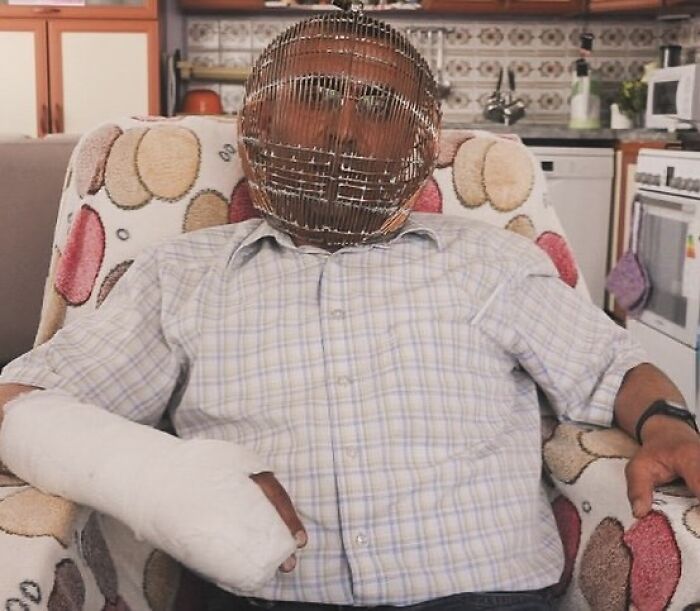 In 2013, A Turkish Man Named Ibrahim Yücel Locked His Head In A Cage To Stop Smoking