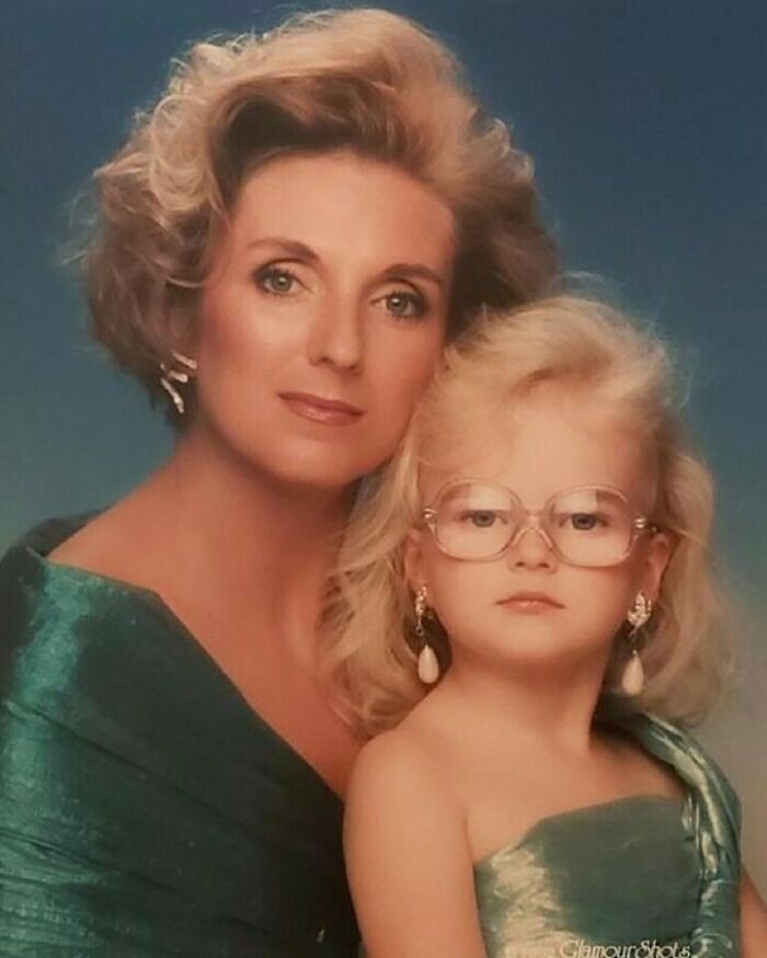Mother and daughter in matching green outfits and large glasses, posing for a family photo that went viral.