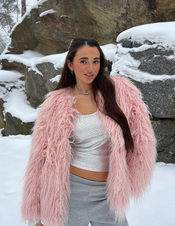 "Beyond Desperate": 21YO Woman Roasted For Age Gap With 44YO Boyfriend After Their TikTok Goes Viral