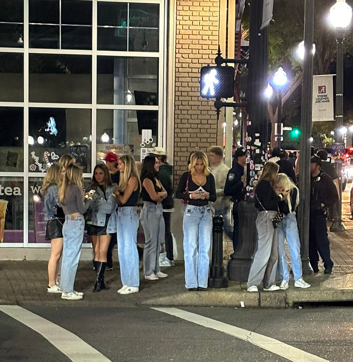 "Zero Forms Of Etiquette Exist": Viral Photo Of Gen Z Women Sparks Heated Fashion Debate "Zero Forms Of Etiquette Exist": Viral Photo Of Gen Z Women Sparks Heated Fashion Debate