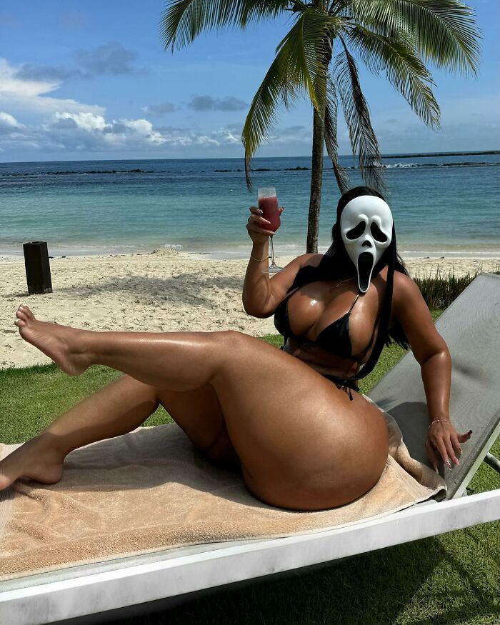 Plus-Size Model “Banned” For Wanting Bigger Seats On Flights Says She Now Travels By Private Jet Plus-Size Model “Banned” For Wanting Bigger Seats On Flights Says She Now Travels By Private Jet