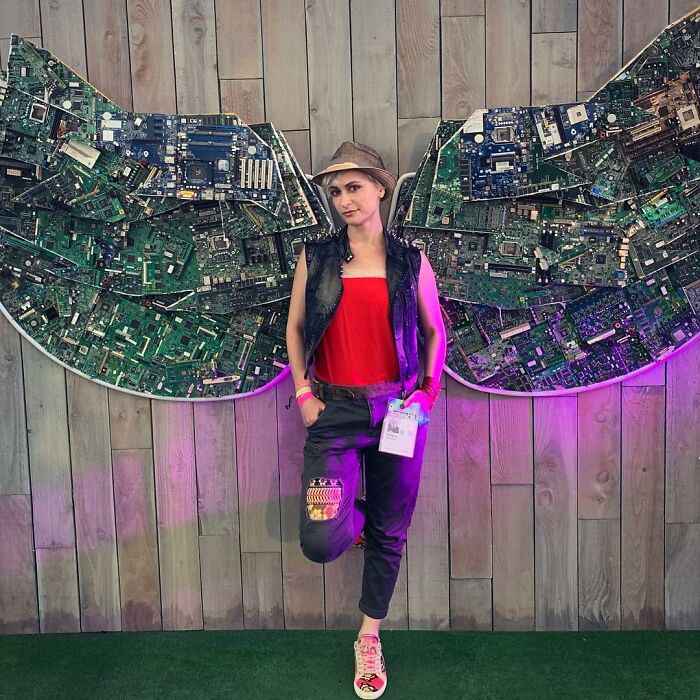 "Alec Baldwin Continues To Increase My Pain": Halyna Hutchins’ Mother Protests ‘Rust’ Premiere "Alec Baldwin Continues To Increase My Pain": Halyna Hutchins’ Mother Protests ‘Rust’ Premiere