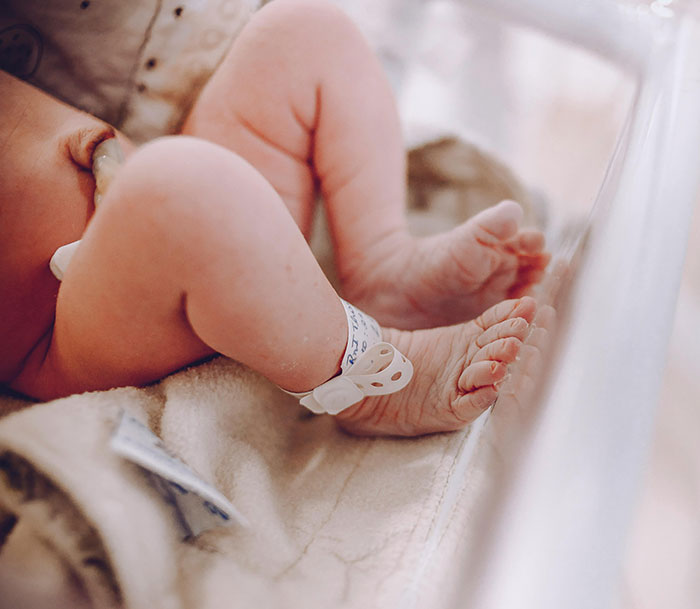 Man Takes DNA Test After Suspecting Child Is &ldquo;Too Pretty&rdquo; To Be His&mdash;Discovers Stunning Twist