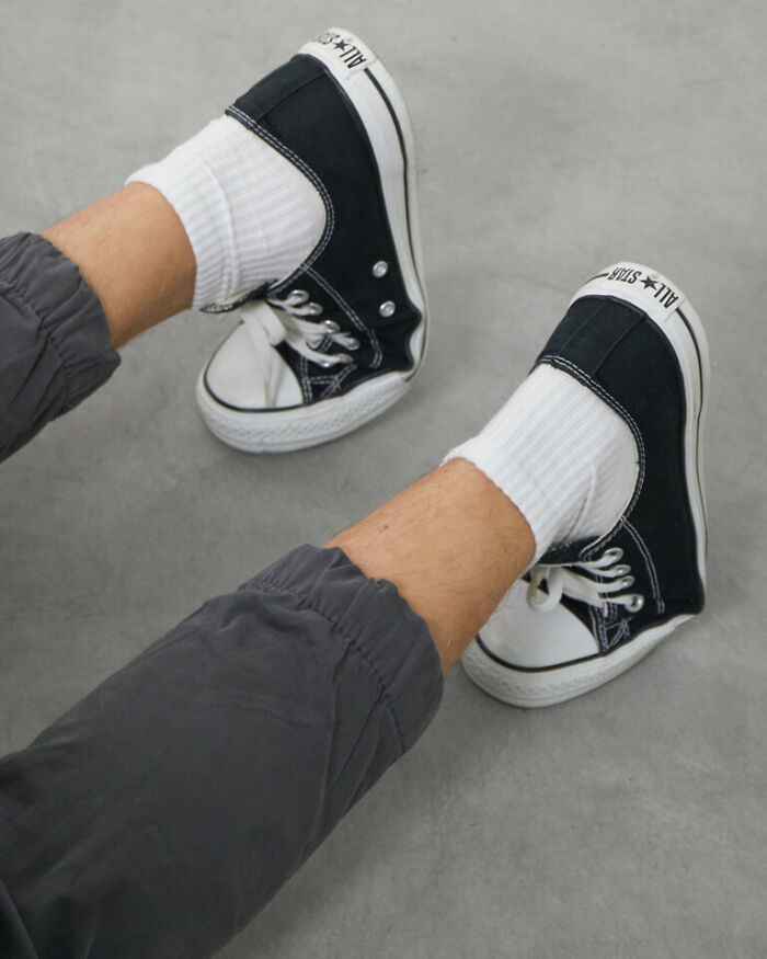 Artist Uses Hyperrealistic Sculptures To Explore Society Through Absurdity Artist Uses Hyperrealistic Sculptures To Explore Society Through Absurdity