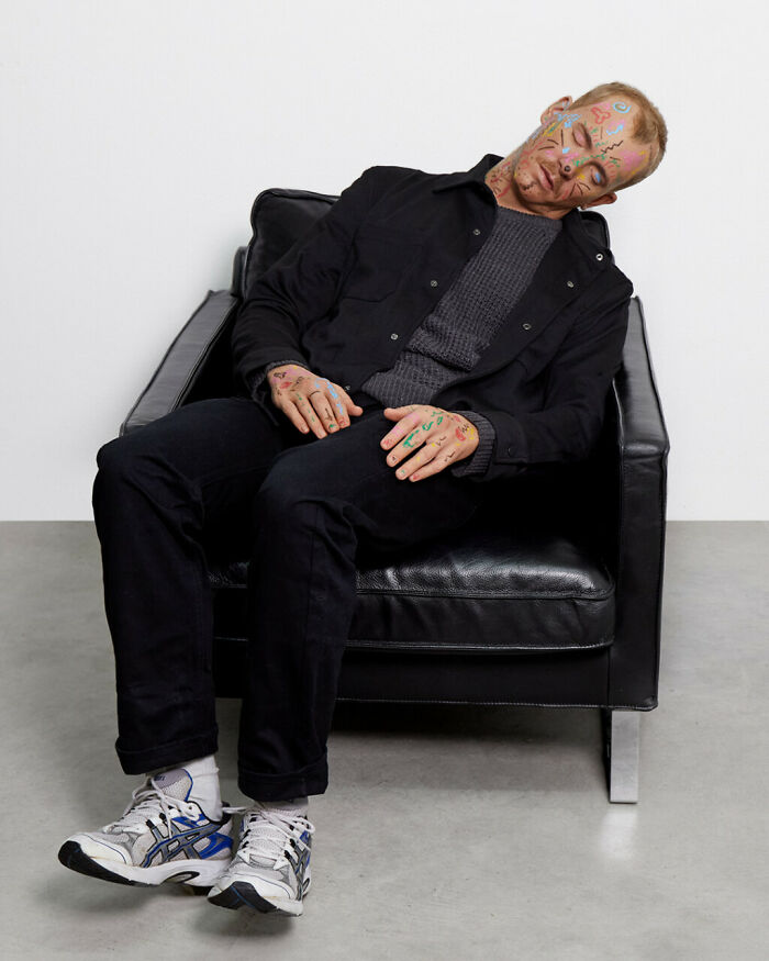 Artist Uses Hyperrealistic Sculptures To Explore Society Through Absurdity Artist Uses Hyperrealistic Sculptures To Explore Society Through Absurdity