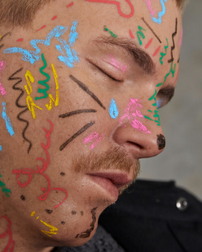 Artist Uses Hyperrealistic Sculptures To Explore Society Through Absurdity Artist Uses Hyperrealistic Sculptures To Explore Society Through Absurdity