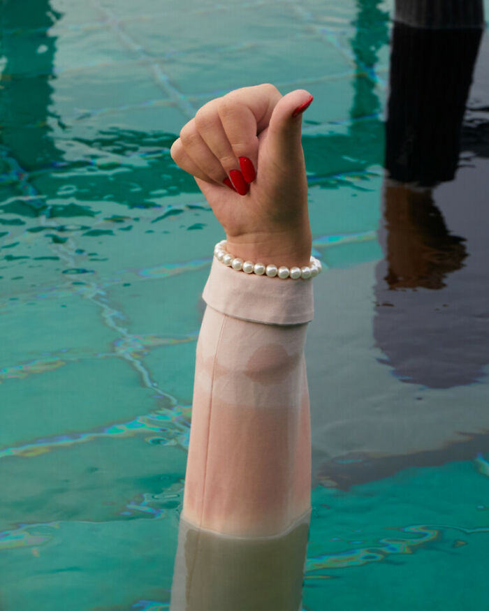 Artist Uses Hyperrealistic Sculptures To Explore Society Through Absurdity Artist Uses Hyperrealistic Sculptures To Explore Society Through Absurdity