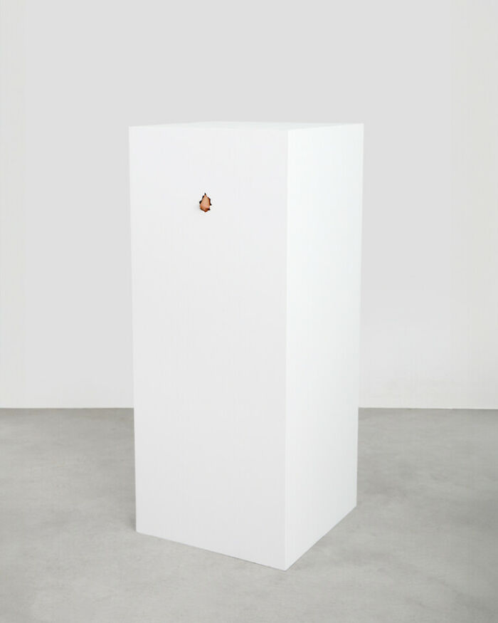 Artist Uses Hyperrealistic Sculptures To Explore Society Through Absurdity Artist Uses Hyperrealistic Sculptures To Explore Society Through Absurdity