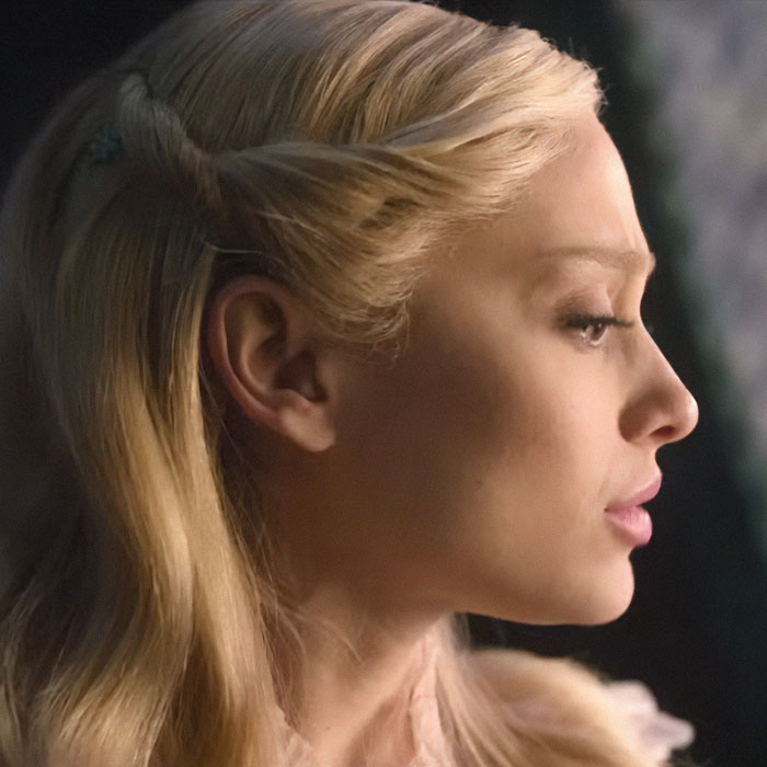 &lsquo;Wicked&rsquo; Fans Rip Ariana Grande&rsquo;s &ldquo;Distracting&rdquo; Makeup Malfunction: &ldquo;They Were So Bad&rdquo;