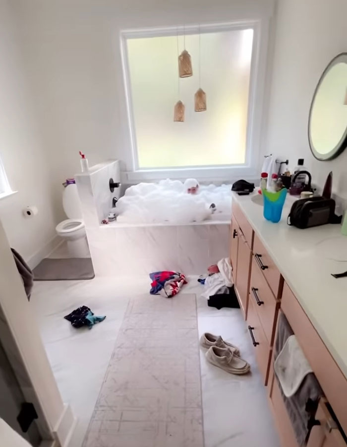 Mom Walks In On Her Young Son In A Bathtub Overflowing With Bubbles—Her Reaction Goes Viral Mom Walks In On Her Young Son In A Bathtub Overflowing With Bubbles—Her Reaction Goes Viral