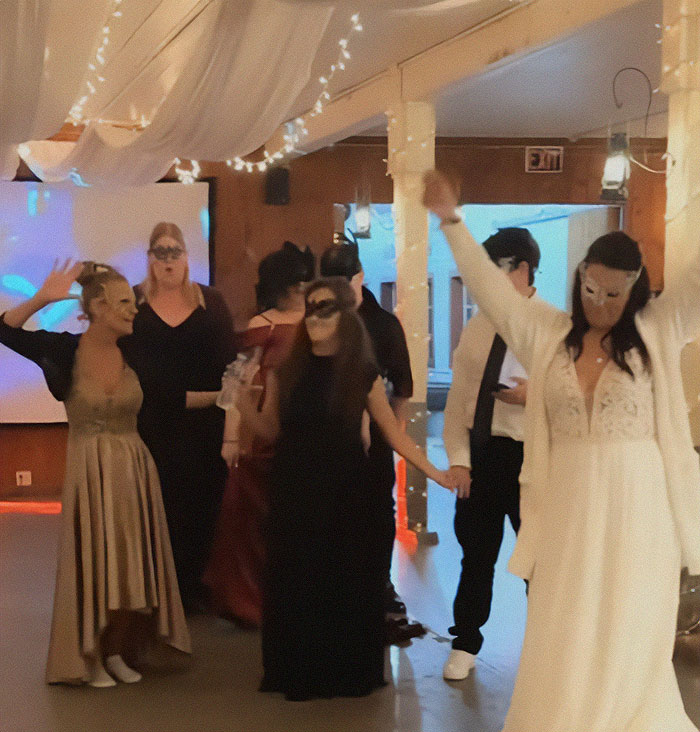 "Unfriend And Block": Bride Heartbroken After Entering Empty Venue As Guests Failed To Show Up "Unfriend And Block": Bride Heartbroken After Entering Empty Venue As Guests Failed To Show Up