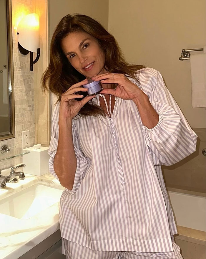 "58 And Still Looks Fantastic": Cindy Crawford Embraces Natural Look As She Poses In Bed