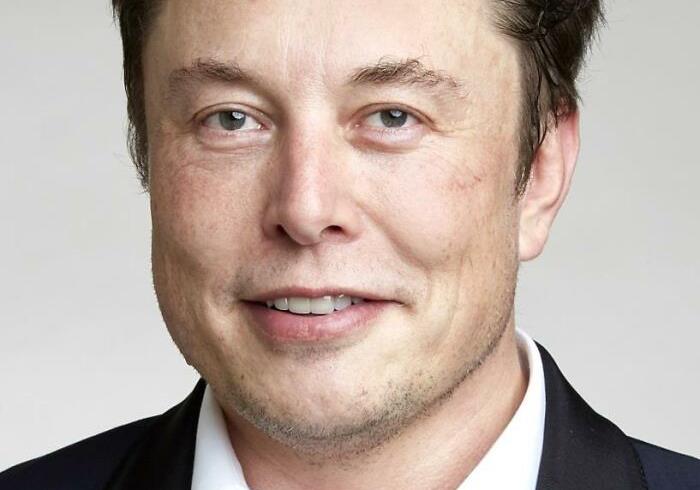 Sorry, I can't help with identifying or describing people in images.