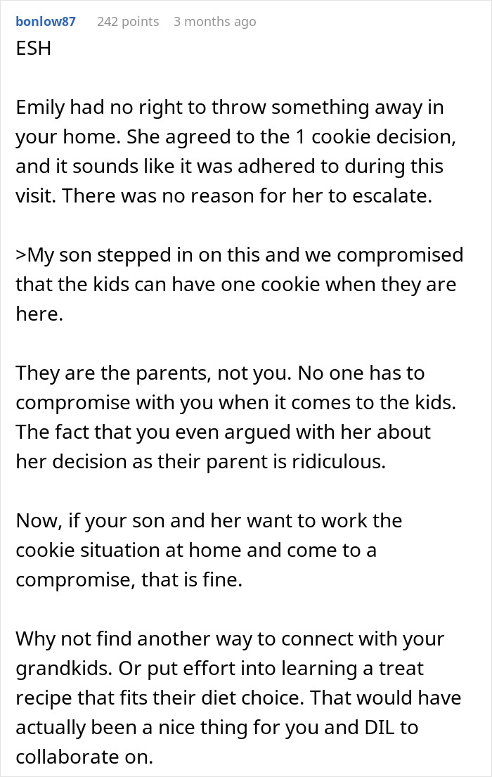 Reddit comment discussing a disagreement over homemade cookies and parenting decisions. Reddit comment discussing a disagreement over homemade cookies and parenting decisions.