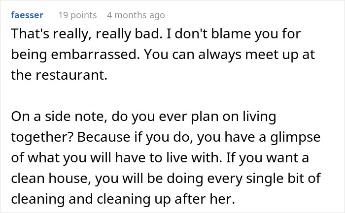 Comment discussing living with a messy girlfriend and advice on handling it. Comment discussing living with a messy girlfriend and advice on handling it.