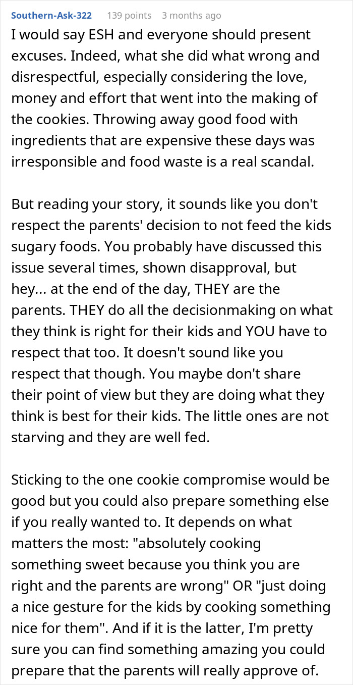 Reddit comment discussing family disagreement over cookies and parenting decisions. Reddit comment discussing family disagreement over cookies and parenting decisions.