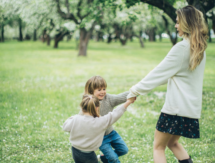 Woman Confused When She Finds Strange Young Kids On Her Porch, Calls Cops, Mother Shows Up Mad