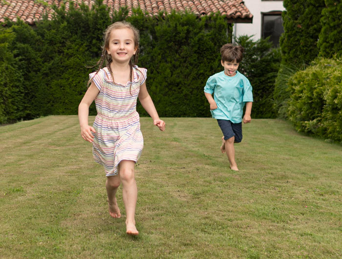 Woman Confused When She Finds Strange Young Kids On Her Porch, Calls Cops, Mother Shows Up Mad