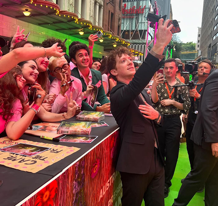 &ldquo;Cheater&rdquo;: Fans Have Harsh Words For Ariana Grande&rsquo;s Boyfriend Ethan Slater