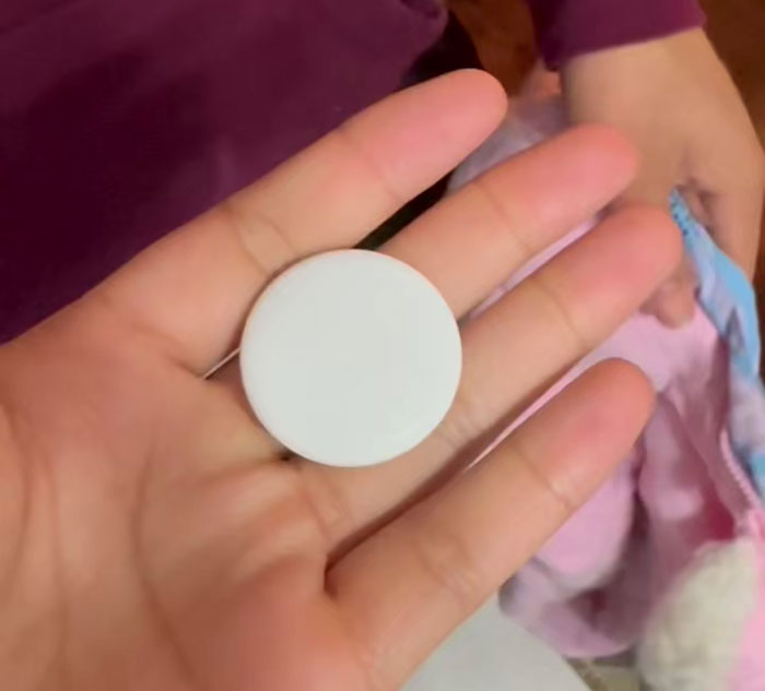 Woman Turns To Web For Sanity Check After She Discovers Ex Hid AirTag In Their Daughter’s Jacket Woman Turns To Web For Sanity Check After She Discovers Ex Hid AirTag In Their Daughter’s Jacket