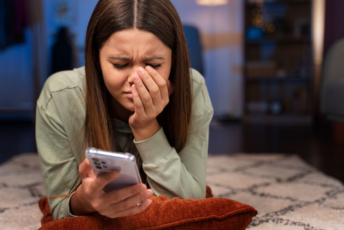 GF Loses It After BF Doesn't Tell Her He Arrived At Work, Folks Online Are Horrified